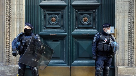 Des policiers tiennent la garde devant le palais Vivienne, propriété du collectionneur Pierre-Jean Chalençon. Il est soupçonné d'y organiser des dîners clandestins en pleine crise sanitaire (image d'illustration).
