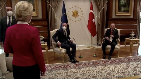Ursula von der Leyen de dos, face à Charles Michel et Recep Tayyip Erdogan, tous deux assis.