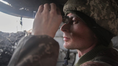 Un soldat ukrainien en observation depuis la ligne de contact, marquant la séparation entre la zone sous contrôle de Kiev et les républiques autoproclamées aux mains des rebelles, le 3 avril 2021 (illustration).