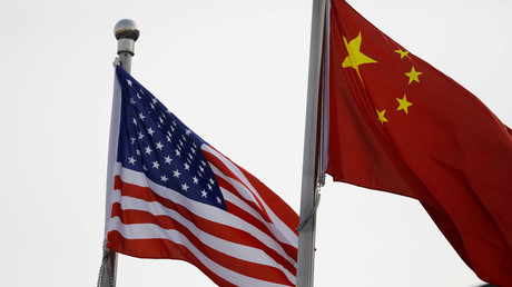 Des drapeaux chinois et américains photographiés à Pékin, en Chine, le 21 janvier 2021 (illustration).