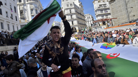 Des manifestants algériens du Hirak descendent dans les rues d'Alger le 26 mars 2021 (image d'illustration).