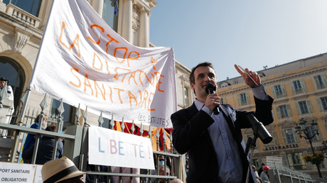 Le chef des Patriotes, Florian Philippot, prend la parole à l'occasion d'un rassemblement à Nice contre les mesures sanitaires le 26 février 2021.