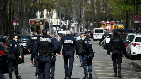 Des policiers devant l'hôpital Henry-Dunant, à Paris (XVIe arrondissement), le 12 avril 2021.
