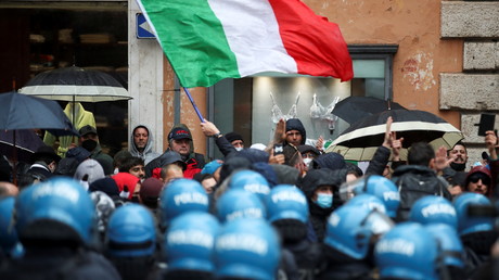 Une manifestation anti-confinement à Rome, en Italie, le 12 avril 2021.