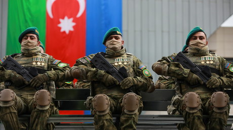 A Bakou, des soldats azerbaïdjanais paradent le 10 décembre 2020 pour célébrer la victoire sur le plateau du Haut-Karabagh.