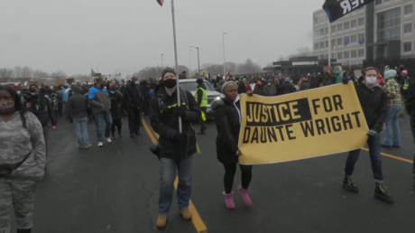 Brooklyn Center : nouvelle manifestation et violences, le chef de la police démissionne