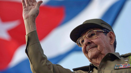 Raul Castro salue la foule lors d'un défilé à la Havane, le 1er mai 2008 (image d'illustration).