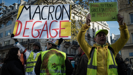 Un homme tient une pancarte à Paris le 17 novembre 2019, lors des manifestations marquant le premier anniversaire du mouvement des Gilets jaunes (image d'illustration).