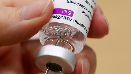 Un soignant prépare une dose de vaccin AstraZeneca dans un centre de vaccination à Anvers, en Belgique, le 18 mars 2021 (image d'illustration).