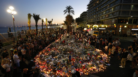 Des gens se rassemblent sur la Promenade des Anglais à Nice le 17 juillet 2016 en hommage aux victimes de l'attaque du 14 juillet qui a fait 84 morts (image d'illustration).