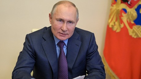 Le président russe Vladimir Poutine assiste à une réunion conjointe du présidium du Conseil d'Etat et de l'Agence pour les initiatives stratégiques à Moscou, le 15 avril 2021.