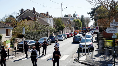 Policiers devant le commissariat de Rambouillet attaqué le 23 avril 2021