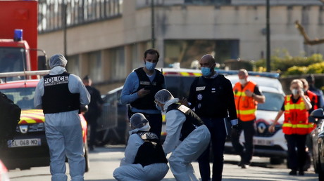 Policiers devant le commissariat de Rambouillet après l'attaque du 23 avril 2021