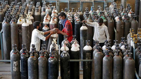 Des ouvriers rassemblent des bouteilles d'oxygène après les avoir remplies dans une usine d'Ahmedabad dans l'ouest du pays le 25 avril 2021 (image d'illustration).