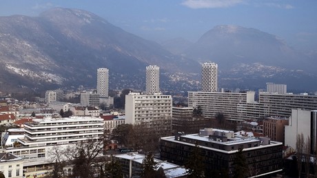 Un tenancier de bar grenoblois attaque les policiers venus contrôler une ouverture intempestive