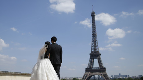 Un couple marié devant la tour Eiffel le 16 mai 2014 (image d'illustration).