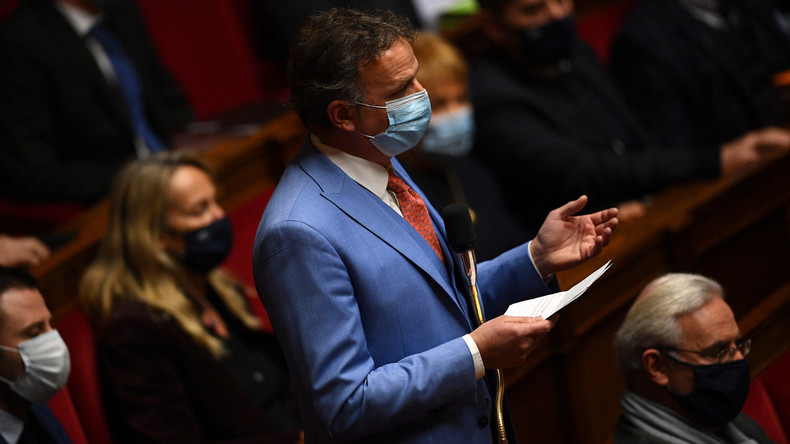 Légalisation du cannabis : un député centriste brandit un joint en pleine séance à l'Assemblée
