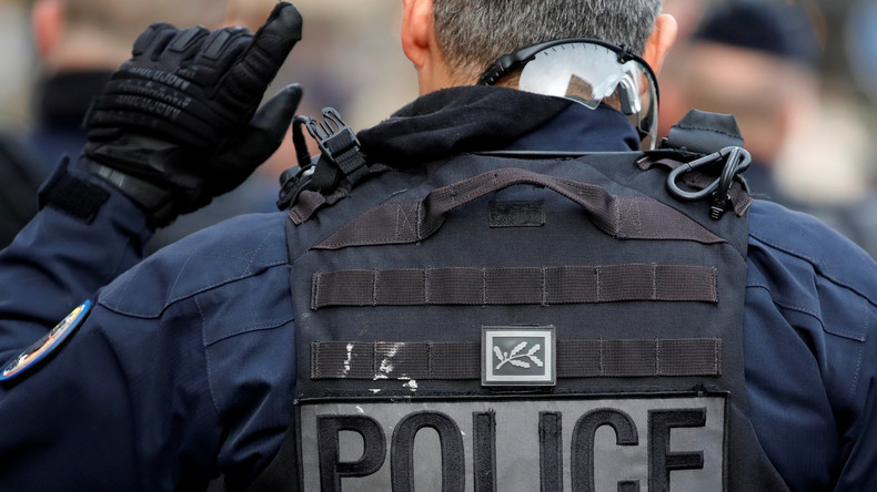 Gazeuses, charges et projectiles : la police intervient pour débloquer le lycée Victor Hugo à Paris