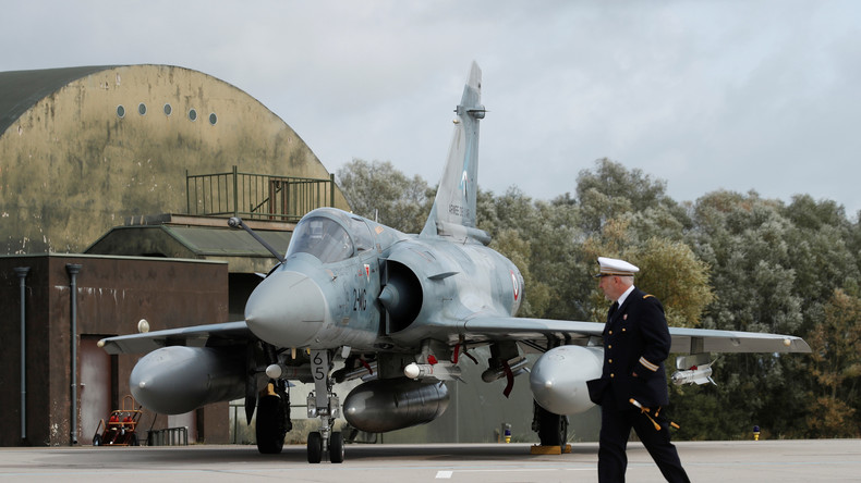 Des avions de chasse tirent à proximité d'un pilote bizuté sur un terrain d'exercice en Corse