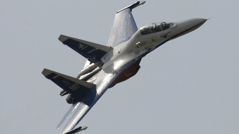 Un chasseur russe Sukhoï escorte trois avions français au-dessus de la mer Noire