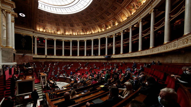 Malgré un premier rejet à l'Assemblée nationale, Castex maintient l'instauration d'un pass sanitaire