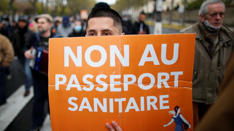 «Mascarade nocturne», «Apartheid» : l'opposition critique le vote sur le pass sanitaire