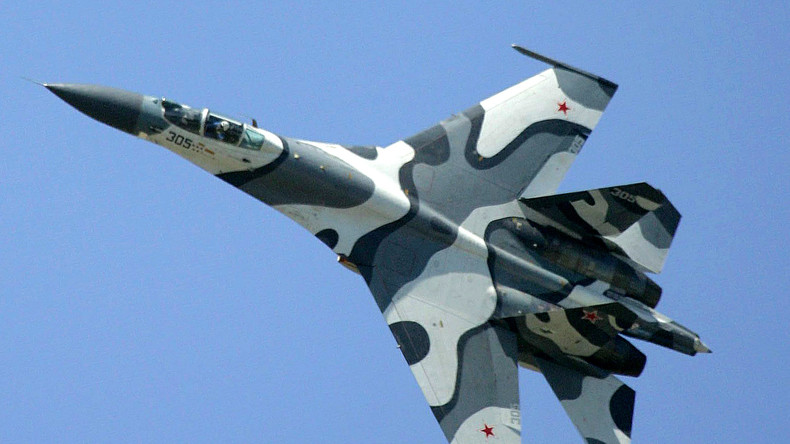 Un chasseur russe Sukhoï escorte de nouveau trois avions français au-dessus de la mer Noire