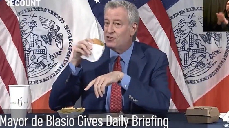 Le maire de New York Bill de Blasio offre des frites et un burger pour promouvoir la vaccination