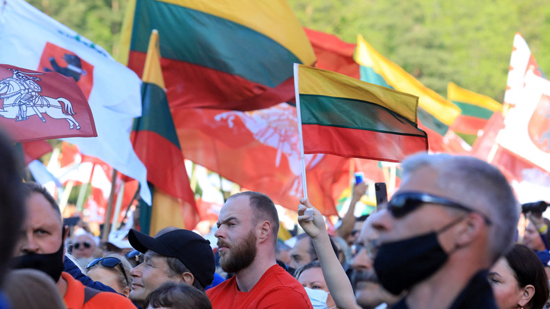 Des milliers de Lituaniens battent le pavé contre les unions civiles de même sexe