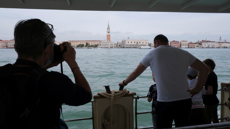 L'UE pourrait rouvrir ses frontières... mais pas aux personnes vaccinées avec le Spoutnik V