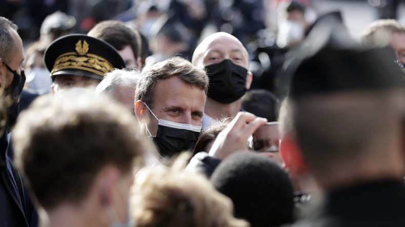 Emmanuel Macron aux sans-papiers : «Vous avez des devoirs avant d'avoir des droits»