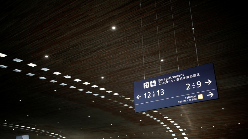 Le portrait de Roman Protassevitch affiché à Roissy CDG à la demande du gouvernement français