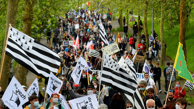 Des milliers de personnes manifestent pour défendre l'enseignement des langues régionales (IMAGES)