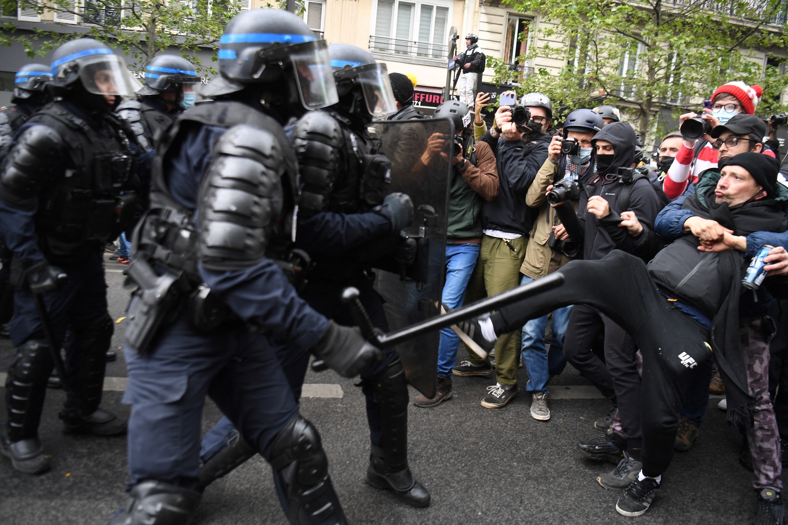 Демонстрации в париже. Митинги во Франции. Протесты во Франции. Первомайская демонстрация во Франции.