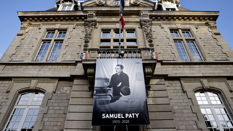 Une affiche représentant le professeur Samuel Paty sur la façade de la mairie de Conflans-Sainte-Honorine, le 3 novembre 2020 (image d'illustration).