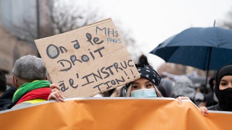 Slogans, pancarte et... mortiers d'artifice : les lycéens mobilisés réclament le contrôle continu