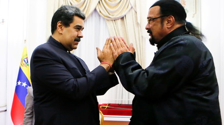 Venezuela : l'acteur américain Steven Seagal offre un sabre à Nicolas Maduro