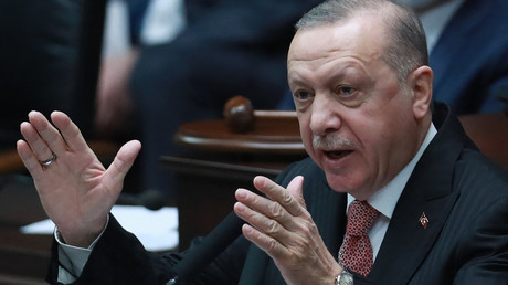 Le président turc prend la parole lors de la réunion du groupe du parti AKP à la Grande Assemblée nationale de Turquie (GNAT), à Ankara, le 21 avril 2021.