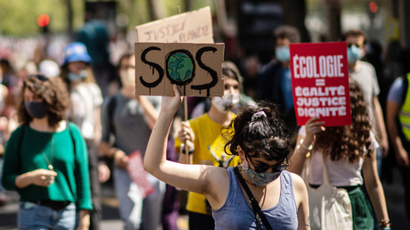 Manifestation contre le réchauffement climatique dans le cadre d'une journée nationale d'action pour exiger la justice climatique le 9 mai 2021 à Paris.