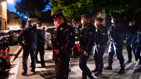 Des policiers sécurisent le site où un officier a été tué lors d'une opération anti-drogue à Avignon, le 5 mai 2021.
