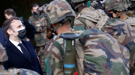 Emmanuel Macron discute avec des militaires a Saint-Gauderic le 12 mars 2021 (image d'illustration).