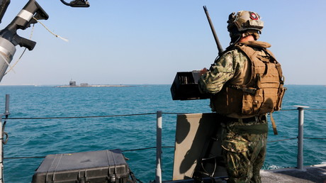 Un soldat de la marine américaine à bord d'un patrouilleur escortant le sous-marin nucléaire USS Georgia à travers le Golfe persique, le 23 décembre 2020 (image d'illustration).