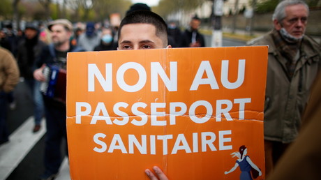 Un manifestant des Patriotes opposé à l'instauration d'un pass sanitaire, à Paris, le 10 avril 2021 (image d'illustration)