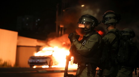 Des membres des forces de sécurité israéliennes patrouillent pendant le couvre-feu nocturne du 12 mai à la suite de violences dans la ville de Lod.