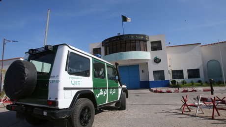 Un véhicule de la gendarmerie algérienne devant la prison de Koléa, à Alger, le 19 février 2021 (image d'illustration)