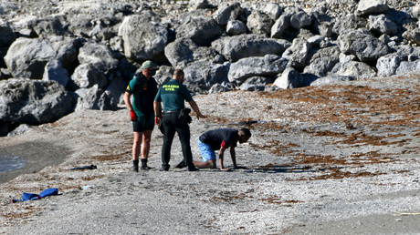 La garde civile espagnole aide un migrant épuisé par sa traversée à la nage à Ceuta en Espagne le 17 mai 2021.