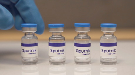 Des flacons contenant le vaccin à dose unique Spoutnik Light enregistré le 6 mai 2021 en Russie.