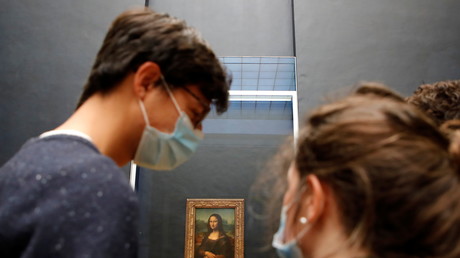 Deux visiteurs masqués admirent La Joconde au musée du Louvre à Paris le 19 mai 2021 (image d'illustration).