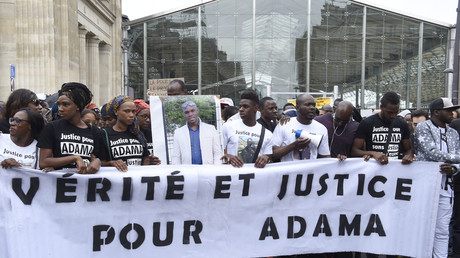 Le policier qui avait qualifié Adama Traoré de «violeur» relaxé