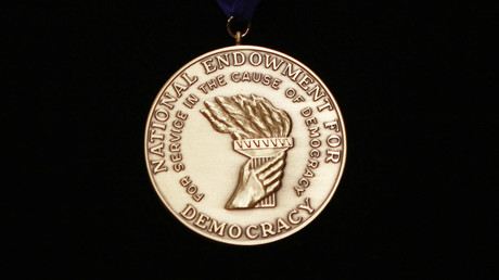 La médaille du service pour la démocratie qui a été remise par la NED au Dalaï Lama en 2010 (image d'illustration).